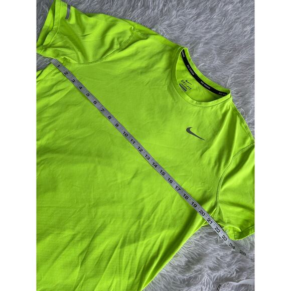 Nike running T-shirt activewear reflective Dri-Fit Men Sz L slightly used - Picture 3 of 6